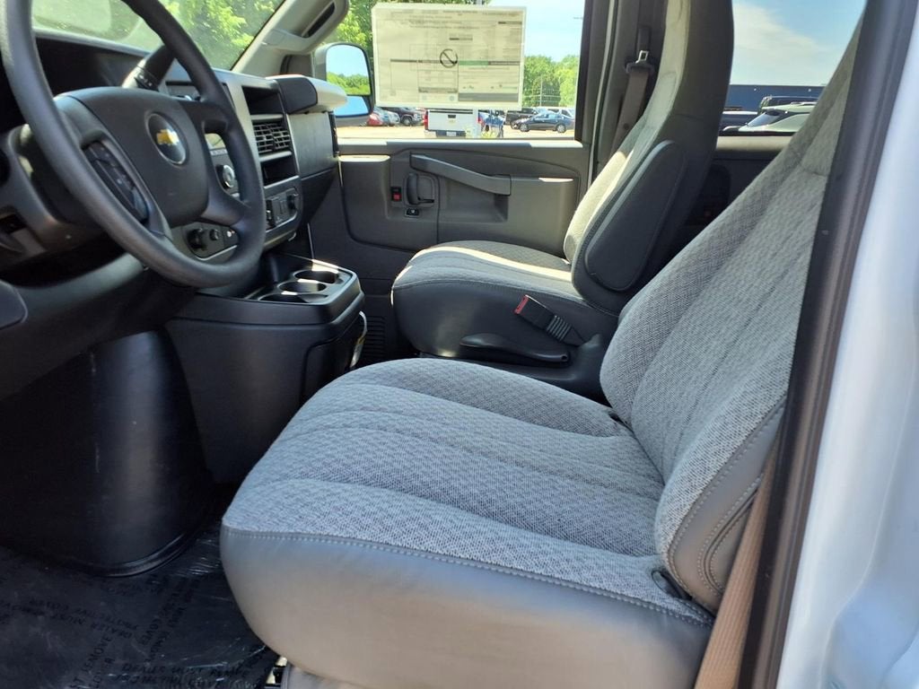 2026 Chevrolet Express Passenger 1LT