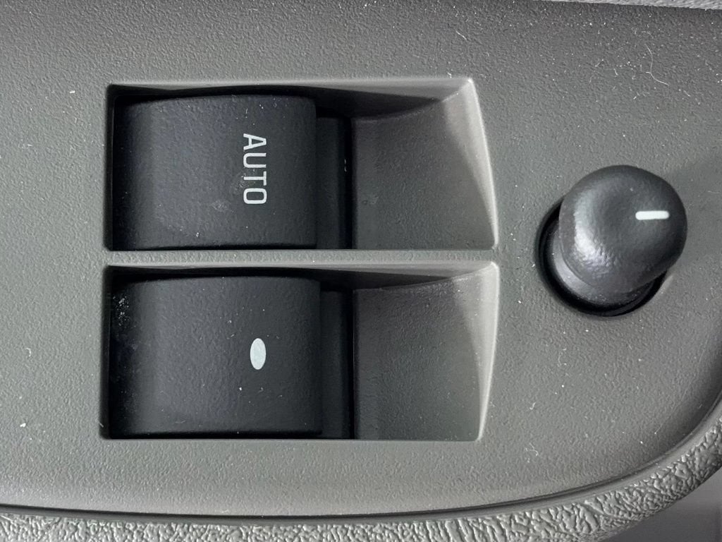 2025 Chevrolet Express Passenger 1LT