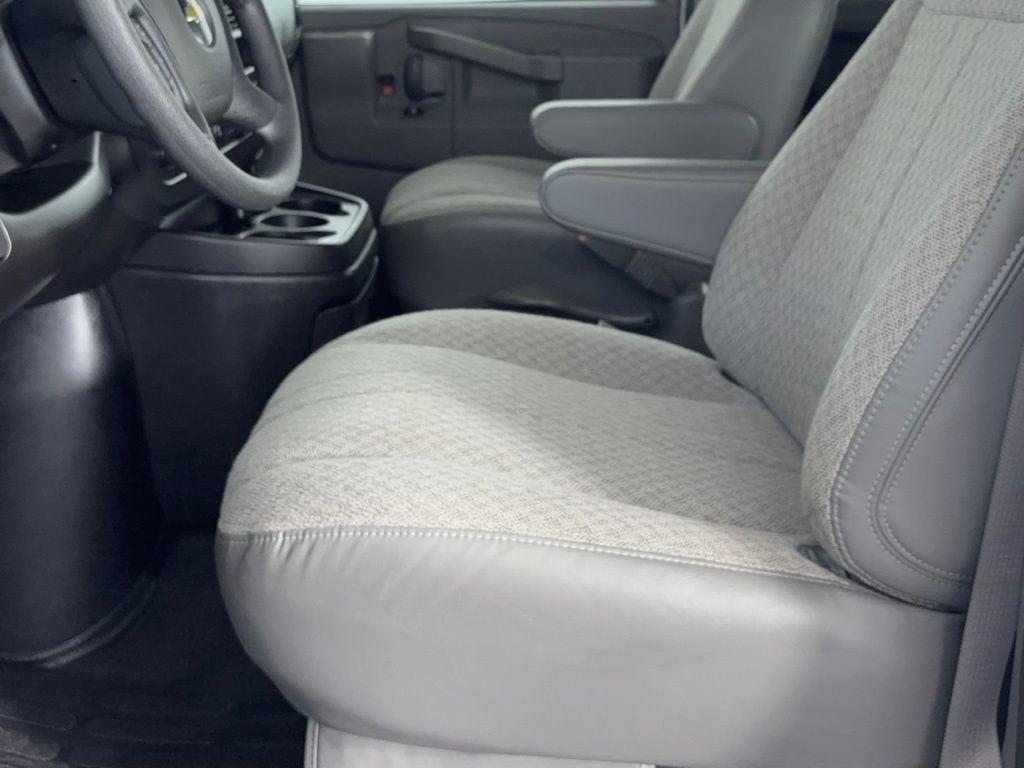 2025 Chevrolet Express Passenger 1LT