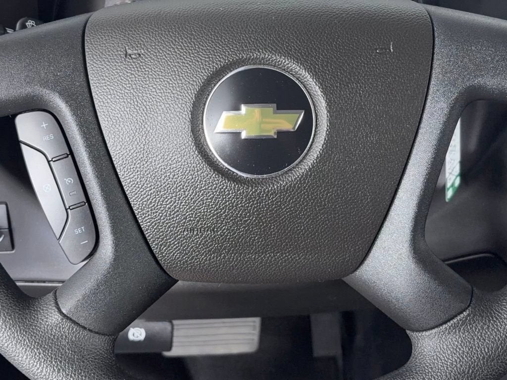2025 Chevrolet Express Passenger 1LT