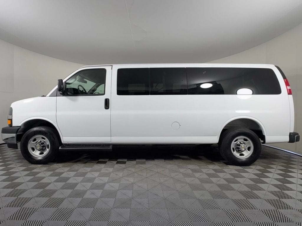 2025 Chevrolet Express Passenger 1LT