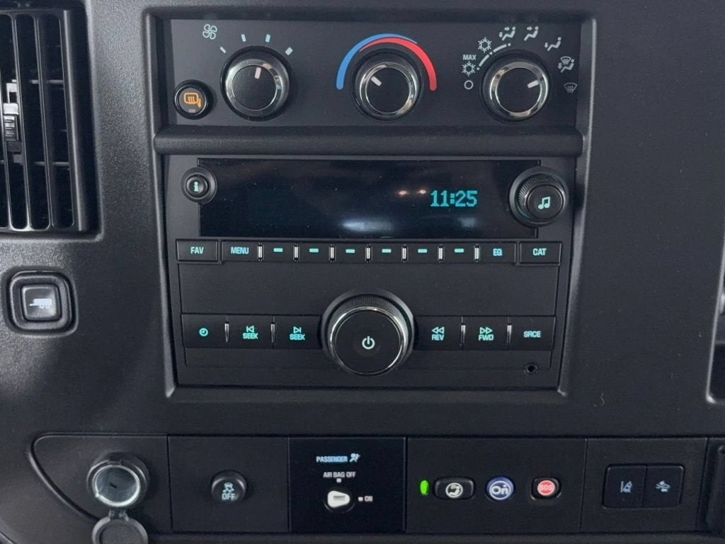 2025 Chevrolet Express Passenger 1LT