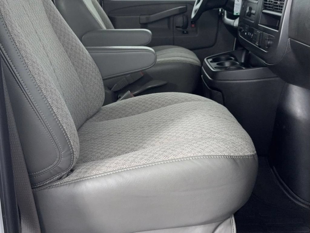 2025 Chevrolet Express Passenger 1LT