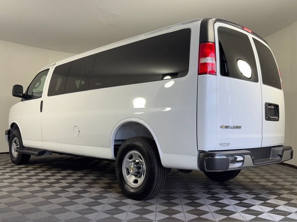 2025 Chevrolet Express Passenger 1LT