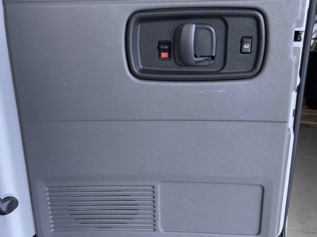 2025 Chevrolet Express Passenger 1LT
