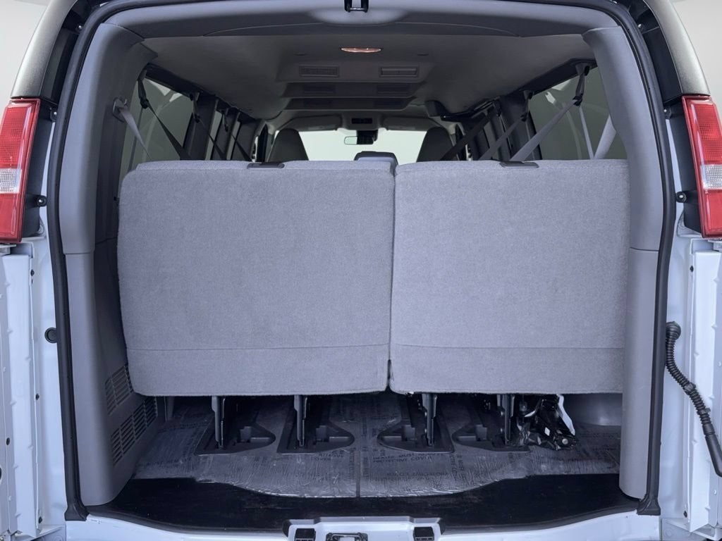 2025 Chevrolet Express Passenger 1LT