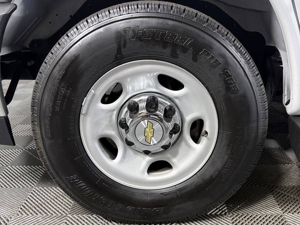 2025 Chevrolet Express Passenger 1LT