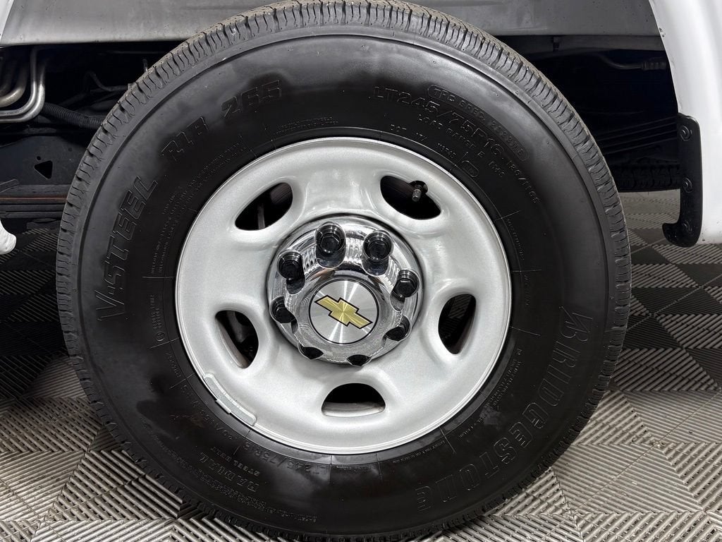 2025 Chevrolet Express Passenger 1LT