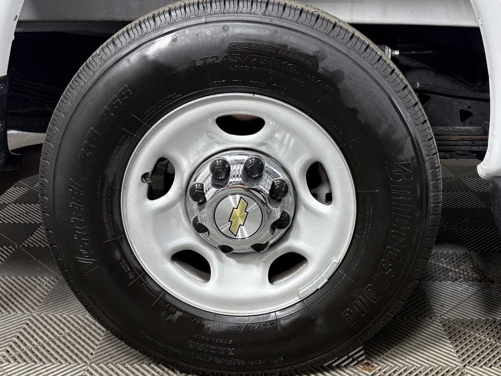 2025 Chevrolet Express Passenger 1LT