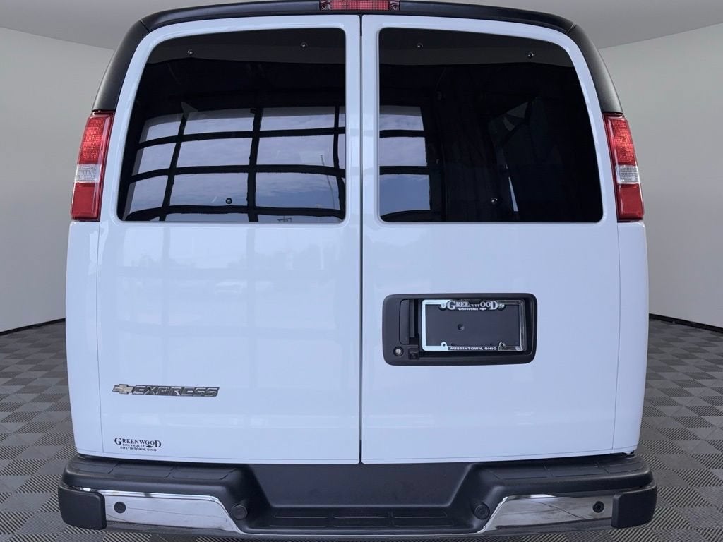 2025 Chevrolet Express Passenger 1LT