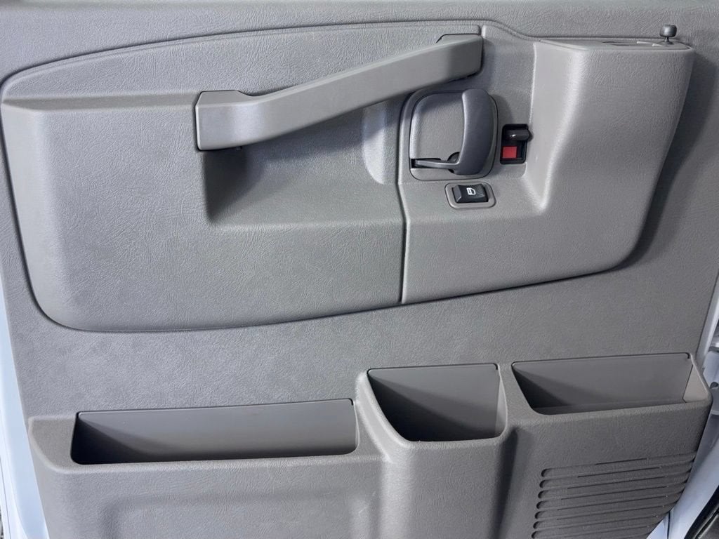 2025 Chevrolet Express Passenger 1LT